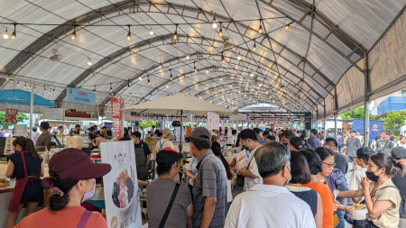 連江縣交旅局跨海進駐高雄「大港閱冰」，以戰地文化打造主題攤位，熱情推廣馬祖觀光與在地美食。（圖：連江縣交旅局）