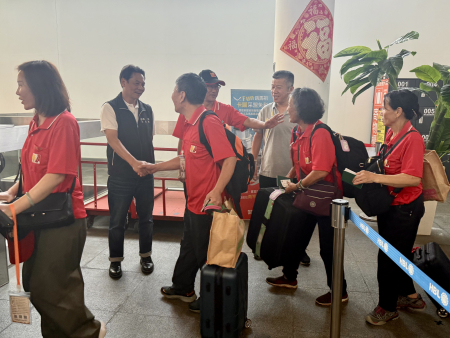 馬祖北極玄天宮宗教發展協會115位信眾啟程赴陸進香，縣長王忠銘、南竿鄉長林志東、鄉代會主席林紹馨等人到場致贈加菜金，祝福進香圓滿順利。（圖：縣府）