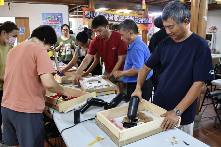 家庭照顧者們隨著簇絨槍噠噠噠的節奏將繽紛毛線織入畫布，藉由溫暖的手作工法釋放日常壓力。（圖／文：王致潔）