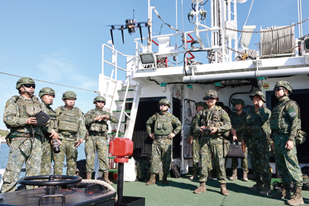 指揮官率防區重要幹部搭乘海巡署艦艇，於海上驗證無人機監偵能力。
