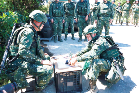 官兵依序完成點火機充電程序，待命爆破。