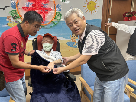 大同之家曹德水先生歡慶101歲生日，代理秘書長陳明傑特別前往賀壽祝福。（圖／文：鄭綿綿）