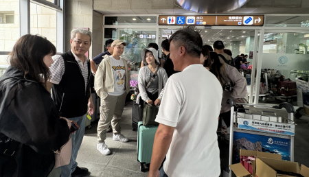 東引鄉、莒光鄉青年海外學習交流暨地方創生參訪團昨日啟程前往大陸福建省寧德市，代理秘書長陳明傑特別到碼頭致贈程儀，祝旅途一路順風。（圖／文：鄭綿綿）
