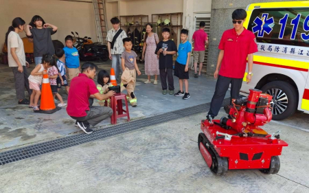東莒國小防災夏令營精彩多元，首日上午於福正沙灘展開水域安全實作，學員在教練帶領下進行魚雷浮標及海漂體驗；午後由東莒消防分隊安排消防車射水、消防機器人、CPR及無人機等防災體驗，讓孩子從互動中學習防災知識。（圖／文：蔡夢玲）