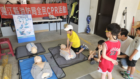 北竿分隊舉辦防災體驗營，透過防災宣導及互動體驗，讓親子學習防火、防災與自救知識，在寓教於樂中提升全民防災意識。（圖：北竿消防分隊提供）