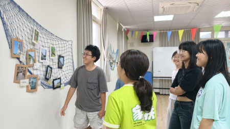 學童將三天營隊活動拍攝的照片進行成果發表。（圖：馬祖家扶中心）