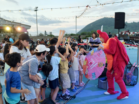 馬管處結合馬鼻灣假日市集舉辦「馬祖之美．嶼眾不同」活動，安排魔術及柯有倫壓軸演唱等精彩節目，吸引大批鄉親及遊客到場，共度歡樂的夏夜。（圖／文：鄭禮頤）