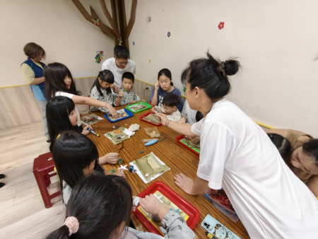 透過繪本導讀、海廢介紹及藍晒DIY體驗，認識海洋保育與資源再利用的重要性，並完成專屬藍晒作品。（圖／文：鄭禮頤）