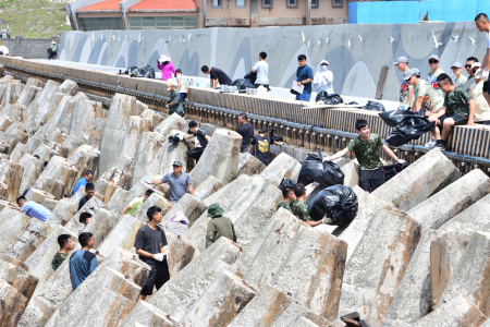 東引鄉公所舉辦「向海致敬東堤淨灘活動」，國軍弟兄姐妹投入海岸清潔，合力清除保麗龍、塑膠浮球等海漂廢棄物，共同為即將到來的軍事越野障礙賽營造舒適、美觀的活動環境。（圖／文：陳其敏）