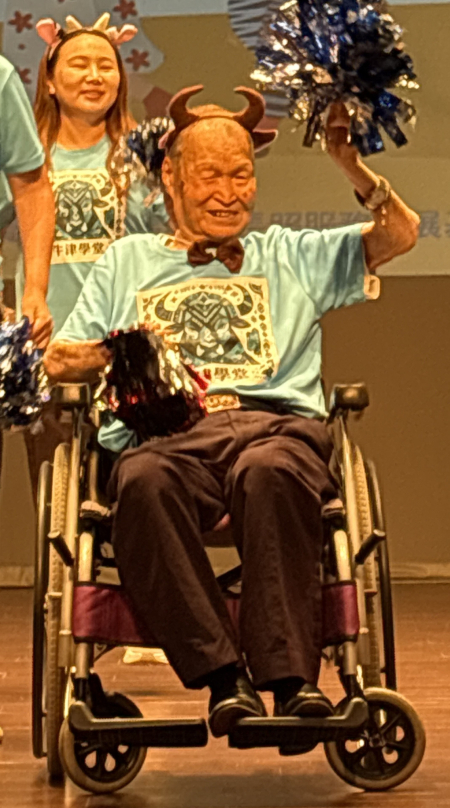 依公依嬤舞GO讚長者活躍老化競賽　8支隊伍展現活力。 （圖與文：鄭綿綿）