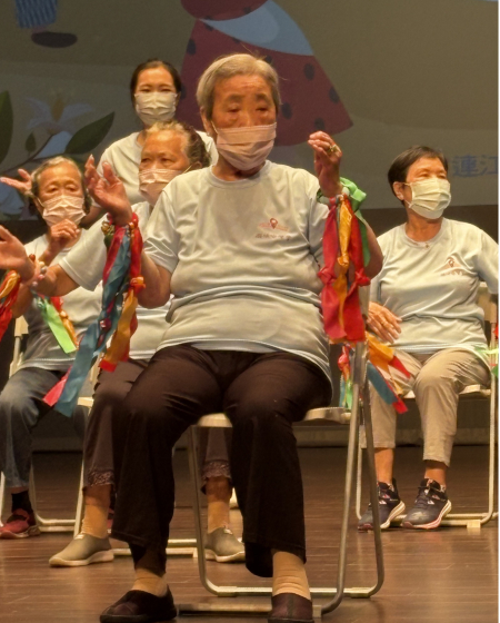 依公依嬤舞GO讚長者活躍老化競賽　8支隊伍展現活力。 （圖與文：鄭綿綿）