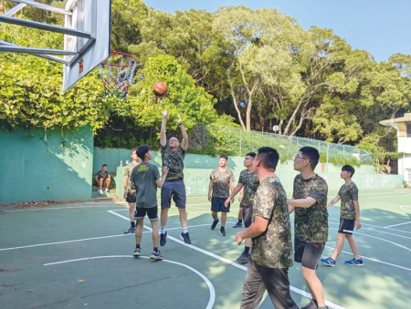 官兵積極卡位搶籃板，全力求勝。