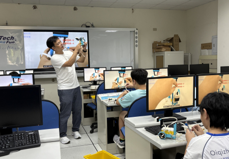 教育處開辦「AI應用暨樂高機器人」體驗營