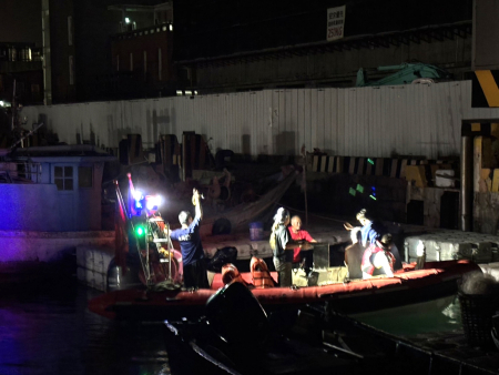 2名臺籍釣客26日晚間因未注意潮汐受困津沙海堤，經消防局、海岸巡、救生大隊等單位合作順利完成救援。（圖：連江縣消防局）