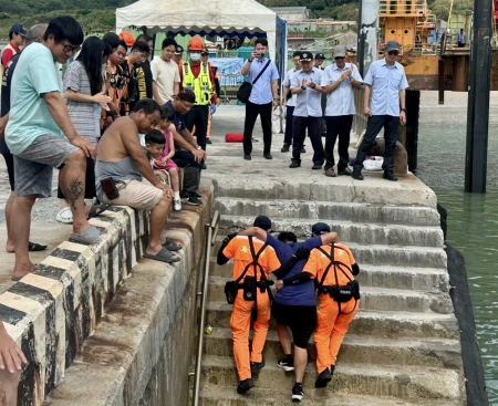 東莒猛澳港舉辦岸際救生救難聯合演練，海巡艇、無人機及岸際救援人員同步投入演練。（圖／文：蔡夢玲）