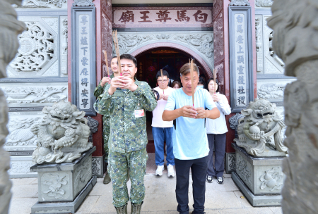 東引軍事越野障礙賽登場前，鄉長林德建、東引指揮部指揮官馮少毅少將前往白馬尊王廟及天后宮上香祈福，祈求活動平安順利；並巡察忠誠門廣場會場，確認舞台、牌樓及各項設施整備情形。（圖／文：陳其敏）