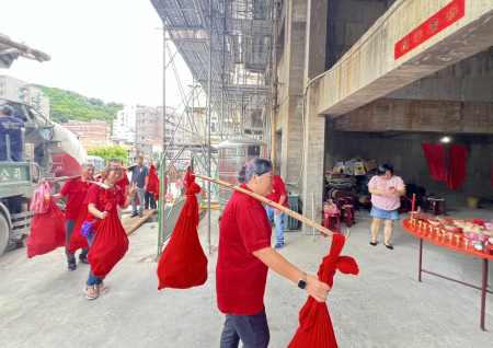 樓高14層的「雲台天下」30日封頂大吉，是馬祖最高樓；各地親友挑紅擔、禮餅帶著鞭炮前來祝賀。（圖／文：馮紹夫）