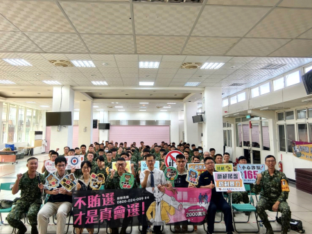 連江地檢署結合馬祖調查站及警察局，分別前往南、北竿守備大隊舉辦反賄選宣導，結合反共諜、反詐騙強化官兵法治觀念。（圖：鄭禮頤、連江地檢署）