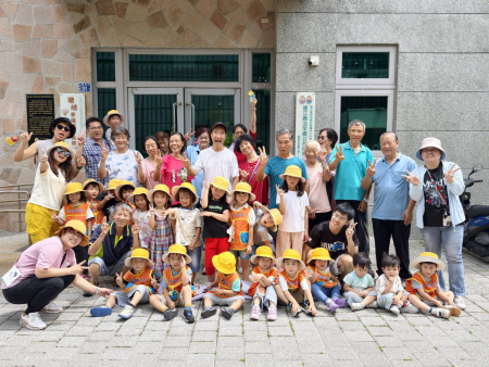 北竿社區健康營造中心舉辦銀幼共融活動，讓長者與塘岐幼兒園小朋友在歡樂互動中拉近世代距離。（圖／文：鄭禮頤）