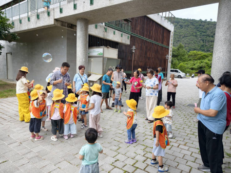 「銀幼」共玩吹泡泡　健康知識輕鬆學！