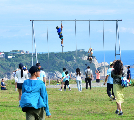 2026東引軍事越野障礙賽500障礙獎金挑戰賽熱血登場，選手全程攜帶3.6公斤訓練步槍挑戰國軍障礙設施，在速度、體能與技巧的激烈競逐中，展現軍事特色賽事的獨特魅力。（圖／文：陳其敏）