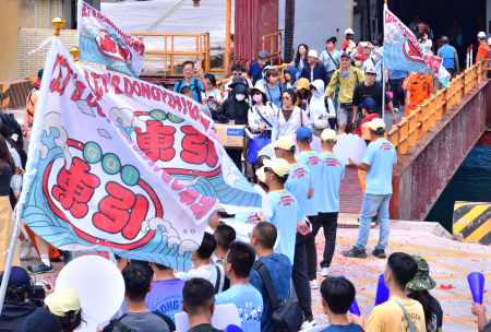 東引軍事越野障礙賽揭幕，鄉長林德建、指揮官馮少毅少將率領軍民加油團在中柱港列隊熱情迎賓，讓選手一踏上東引就感受到「軍民一家、同島一命」的熱情與溫暖。（圖／文：陳其敏）