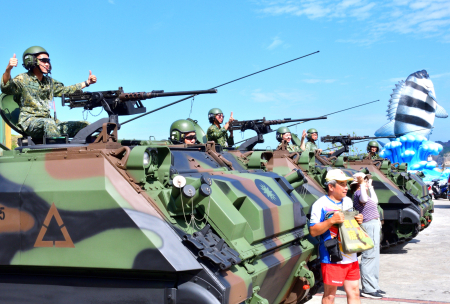 東引軍事越野障礙賽推出免費甲車試乘，吸引不少跑者與遊客排隊體驗，感受軍事車輛馳騁的震撼。（圖／文：陳其敏）