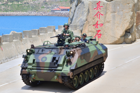 甲車試乘體驗第二天人氣持續升溫，許多遊客首次搭乘裝甲車，近距離感受軍事車輛魅力，直呼新鮮又震撼。（圖／文：陳其敏）