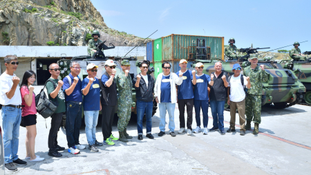 縣長王忠銘、議長張永江等人與東引地區指揮官馮少毅及機步連官兵合影，感謝官兵投入甲車試乘任務。（圖／文：陳其敏）