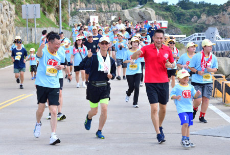 3.5K光芒萬丈組吸引不少親子家庭參與，大小朋友攜手完賽，享受運動樂趣，也留下難忘的東引回憶。（圖／文：陳其敏）