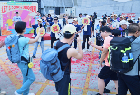 東引軍事越野障礙賽重磅登場，軍民加油團齊聚中柱港，熱情迎接搭船抵達的跑者與遊客，送上最熱烈的島嶼祝福。（圖／文：陳其敏）