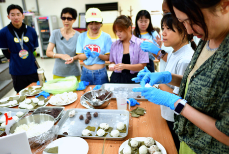 東引軍事越野障礙賽推出特色料理教室，遊客親手製作糯米蒔，留下兼具美味與文化的旅行回憶。（圖／文：陳其敏）