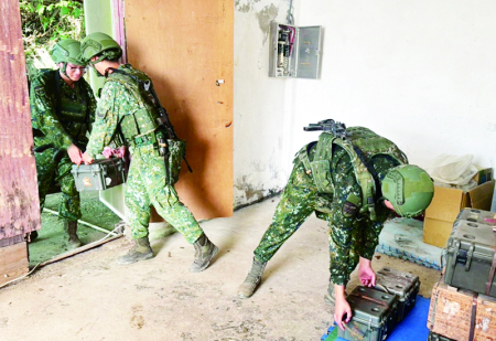 官兵執行彈藥整補。
