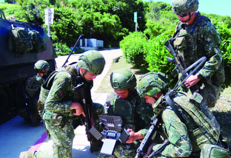 官兵操作無人機實施空中偵蒐畫面。