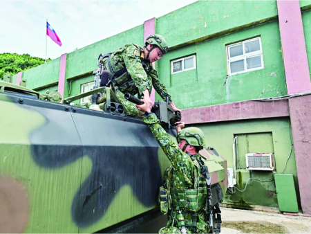 官兵接獲武器裝載命令。
