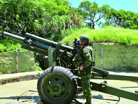 官兵待令發射。