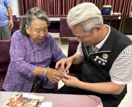縣府代理秘書長陳明傑昨日前往介壽村為陳招俤女士慶生，戴上金戒指祝壽表祝福。（圖／文：鄭綿綿）