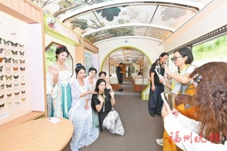 古裝旅客打卡主題觀光列車。