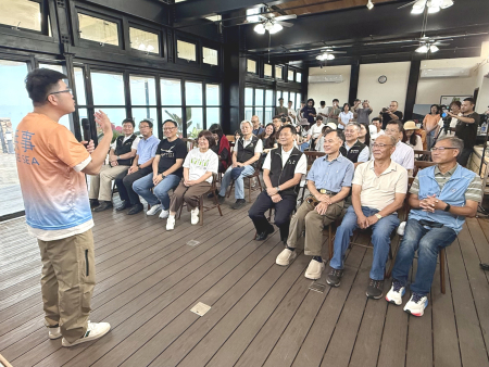 小柒咖啡「無事SEESEA」盛大開幕，縣長王忠銘（上圖右5）、前縣長劉增應（右4）、地方創生基金會董事長陳美伶（左3）、統一超商協理李宗賢（左2）、馬管處長洪志光（左1）等多位貴賓蒞臨剪綵，共同見證祝福。（圖／文：王致潔）