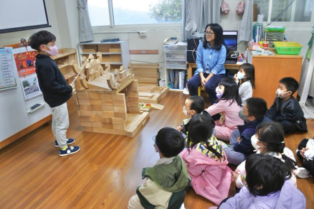 介壽附幼教師高翌瑄、官雯欣以課程方案《「七爺八爺，那九爺呢？」—孩子眼中的馬祖擺暝》，榮獲全國學校經營與教學創新國際認證獎幼兒教育組佳作獎。（圖：介壽國中小附設幼兒園）