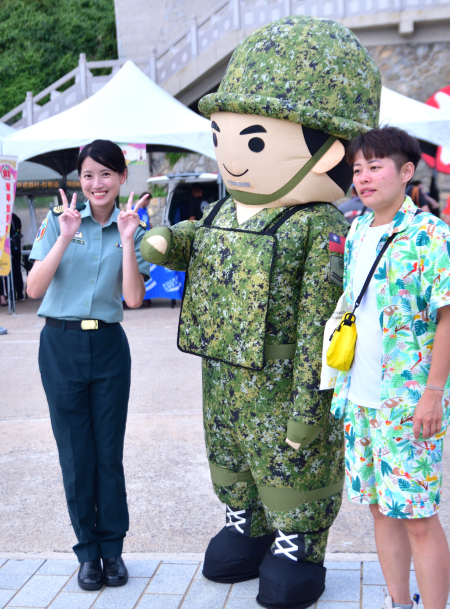 東引軍事越野障礙賽期間，陸軍東指部設置國軍招募宣導暨軍事體驗攤位，遊客在官兵指導下體驗模擬步槍射擊，吸引不少親子家庭熱情參與；有「最美政戰士」之稱的葉采青也現身招募宣導攤位，親切與遊客互動。（圖／文：陳其敏）