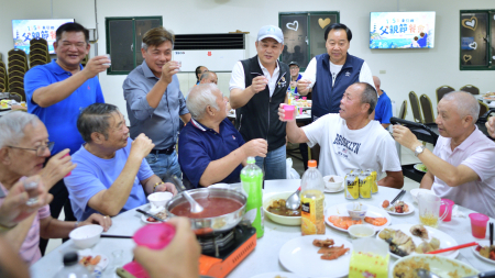 東引鄉公所舉辦父親節聯誼餐會，縣府代理秘書長陳明傑代表縣長王忠銘頒發模範父親獎牌表揚林金順先生；連江縣議會議長張永江及地方民代逐桌向在場父親祝賀佳節，現場氣氛溫馨熱絡。（圖／文：陳其敏）