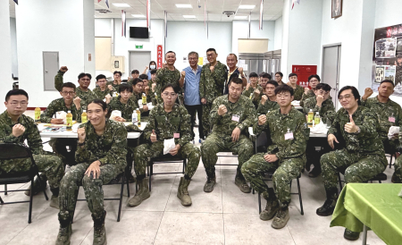 北竿鄉長吳金平與南竿鄉長林志東前往中正中營區慰問後備軍人教育召集召員，致贈點心及飲料，為大家加油打氣。（圖／文：鄭禮頤）