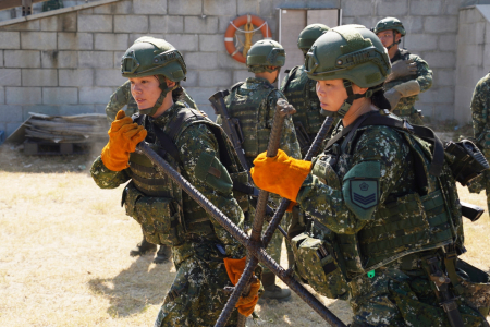 漢光42號演習實兵演練第二日，馬防部結合民間車輛與物力架設多層次阻絕，驗證要港防衛與軍民動員協調機制。（圖：馬祖防衛指揮部）