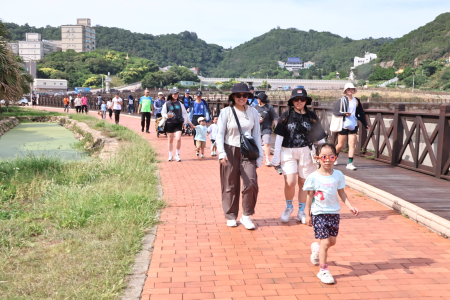 連江縣財稅局舉辦115年稅務節結合租稅暨菸酒宣導健行活動，近500位鄉親熱情參與，在增進稅務知識之餘，享受運動樂趣。（圖／文：王致潔）