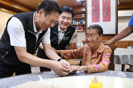 清水村林雪金女士歡慶94歲壽辰，縣長王忠銘偕同縣府及鄉公所團隊登門祝壽，一同祝福依媽福壽綿延、健康平安。（圖／文：王致潔）