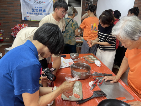 東海大學「莒步野編」團隊與田澳社區發展協會合作，舉辦「章口就來－紅糟瑪德蓮」地方特色料理研發活動。（圖／文：宋幸儒）