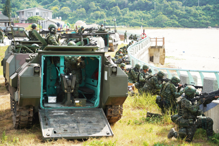 甲車就戰術位置，官兵實施綜合演練。
