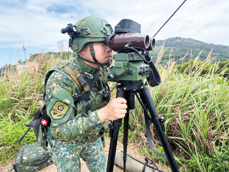 官兵藉雷觀機實施觀測作業，精準射程距離。