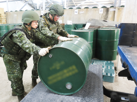 官兵實施油桶搬運作業。